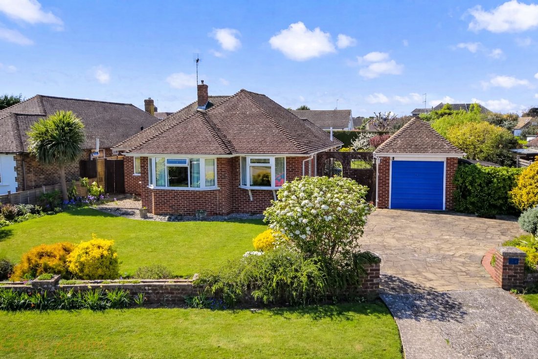 Bungalow in East Preston, England 1 - 17703186