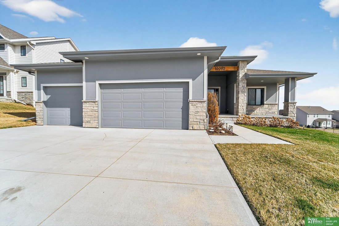 House in Bennington, Nebraska, United States 1 - 17705877