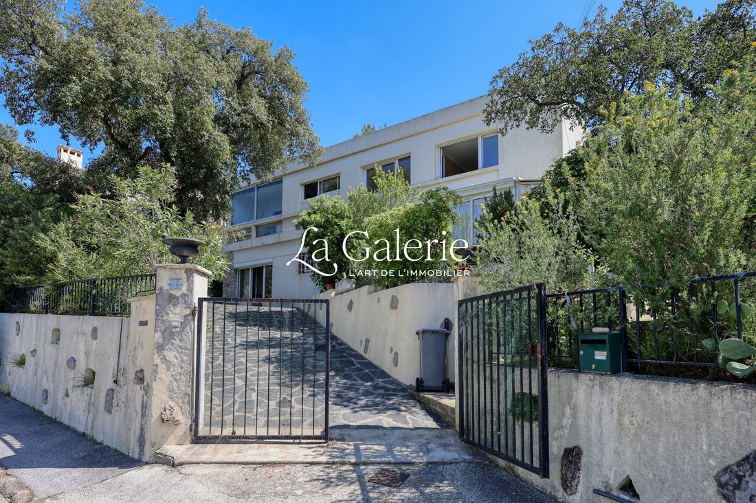 Villa in Hyeres, Provence-Alpes-Côte d'Azur, France 1 - 17456278