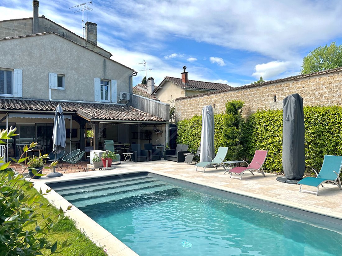 Villa in Saint-Seurin-sur-l'Isle, Nouvelle-Aquitaine, France 1 - 17707495