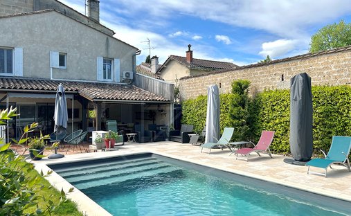 Villa in Saint-Seurin-sur-l'Isle, Nouvelle-Aquitaine, France 1