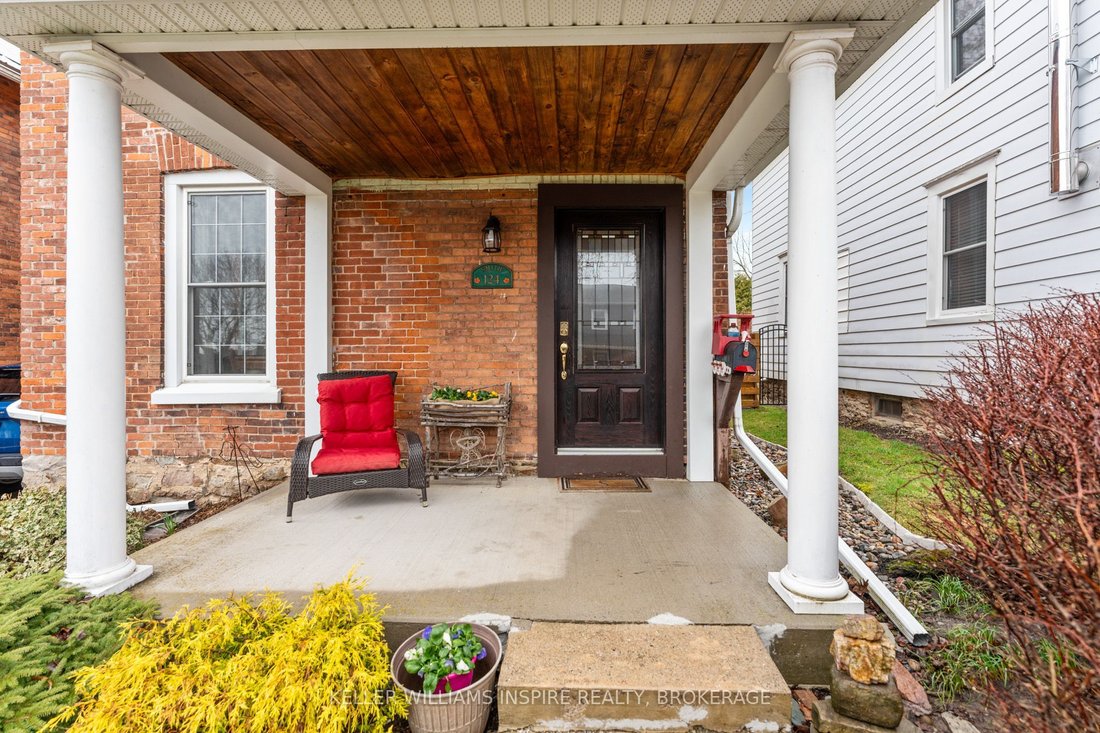 House in Gananoque, Ontario, Canada 1 - 17705338