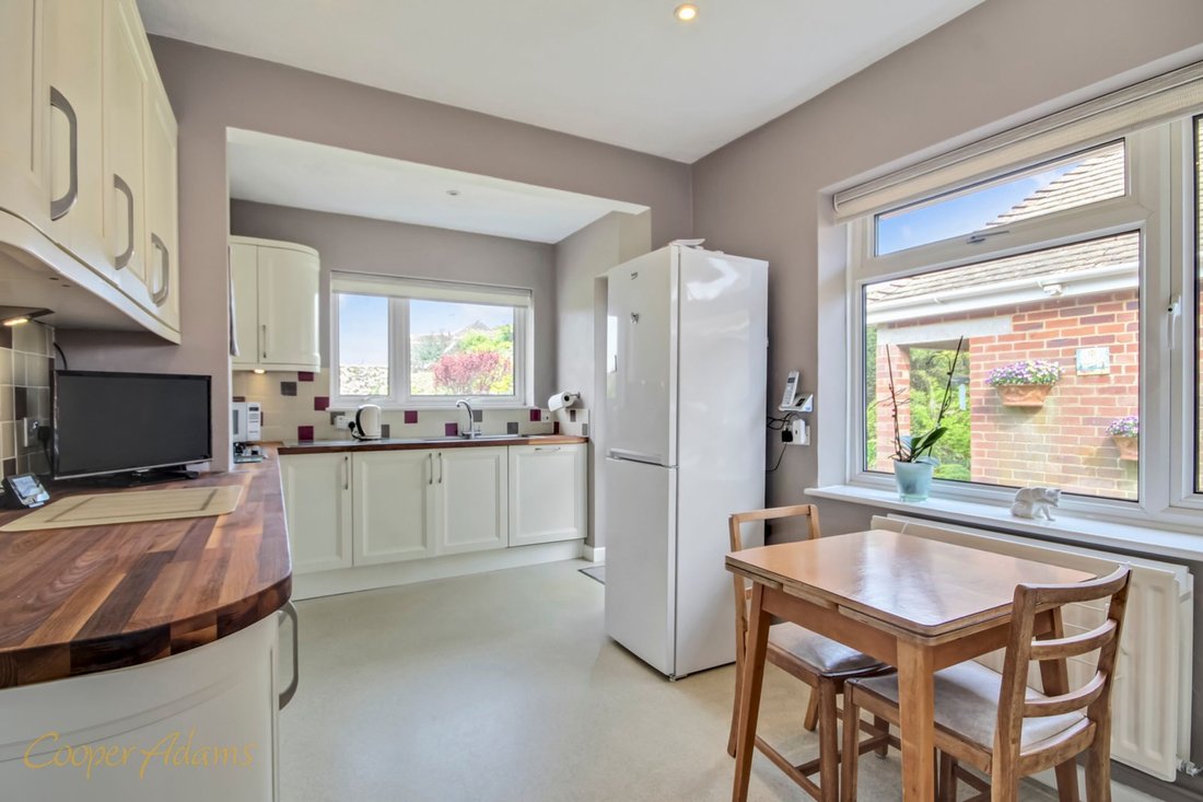 Bungalow in East Preston, England 4 - 17703186