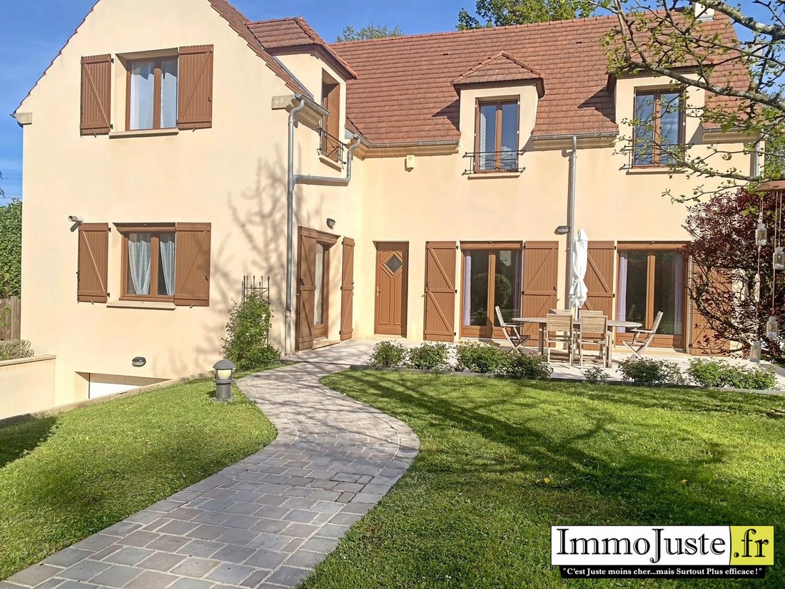 House in Le Mesnil-Saint-Denis, Ile-de-France, France 2 - 17709971