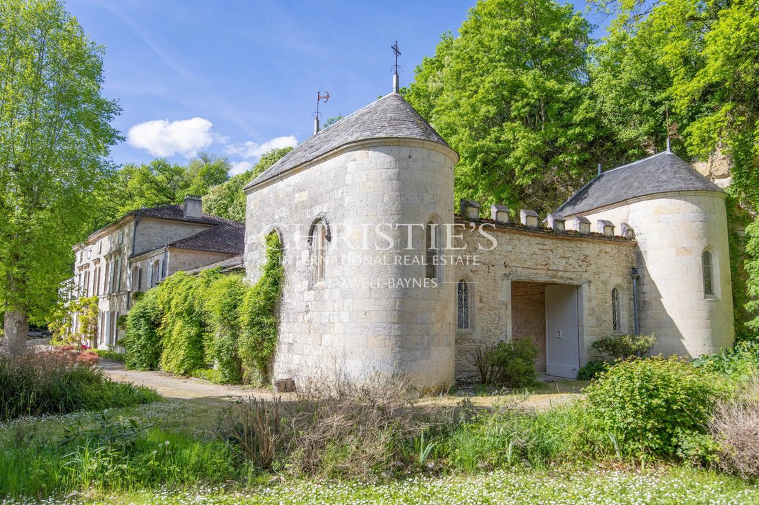 Castle in Centre Technique Municipal-Centre de Loisirs Jules Ferry, Agen, France 1 - 17388856