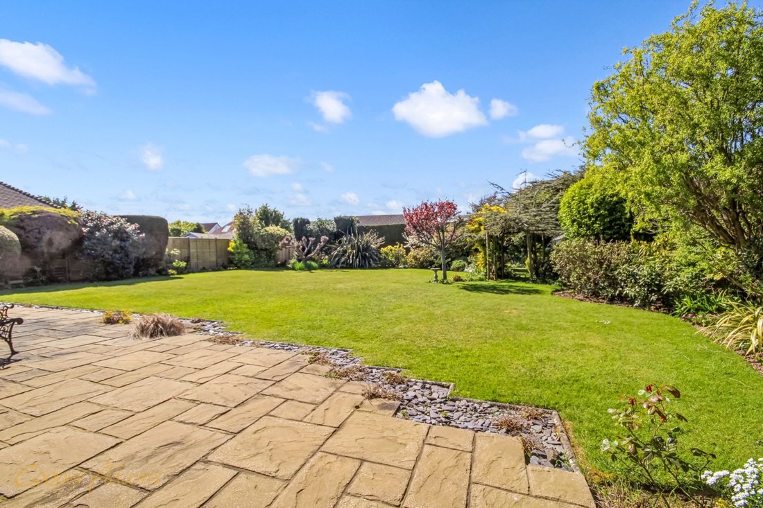 Bungalow in East Preston, England 3 - 17703186