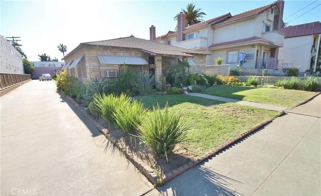 Altadena, California, United States 1 - 17712376