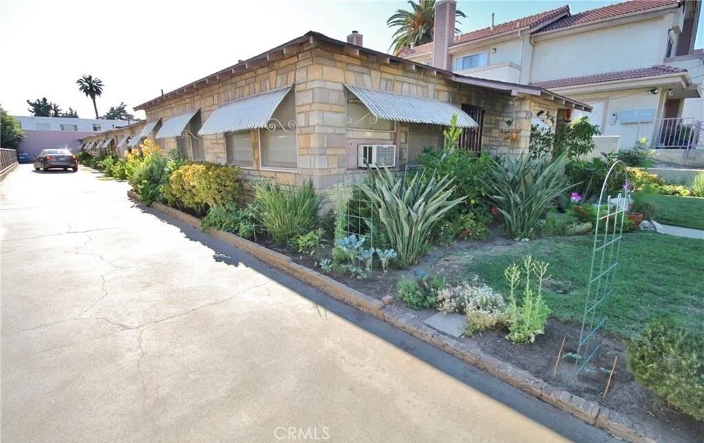 Altadena, California, United States 4 - 17712376