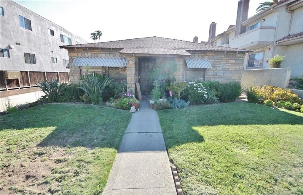 Altadena, California, United States 2 - 17712376