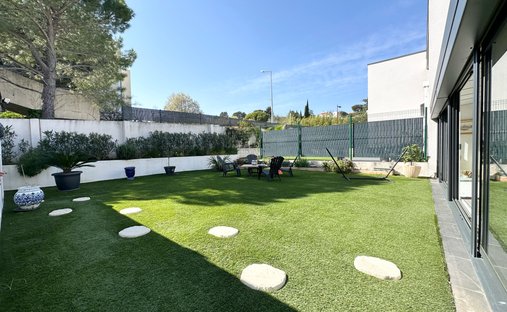 Villa in Carnoux-en-Provence, Provence-Alpes-Côte d'Azur, France 1