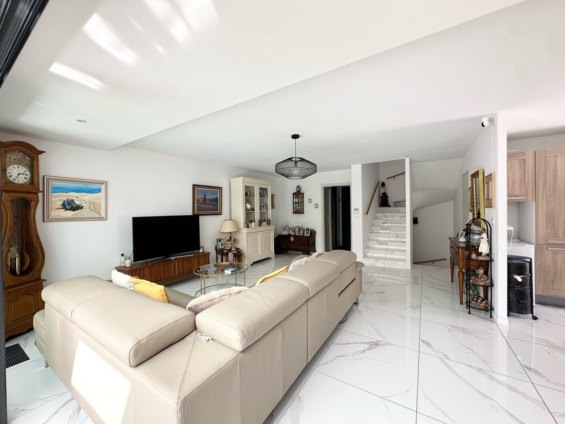 Villa in Carnoux-en-Provence, Provence-Alpes-Côte d'Azur, France 2 - 17703728
