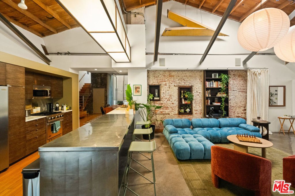Los Angeles, California, United States 5 - 17706468