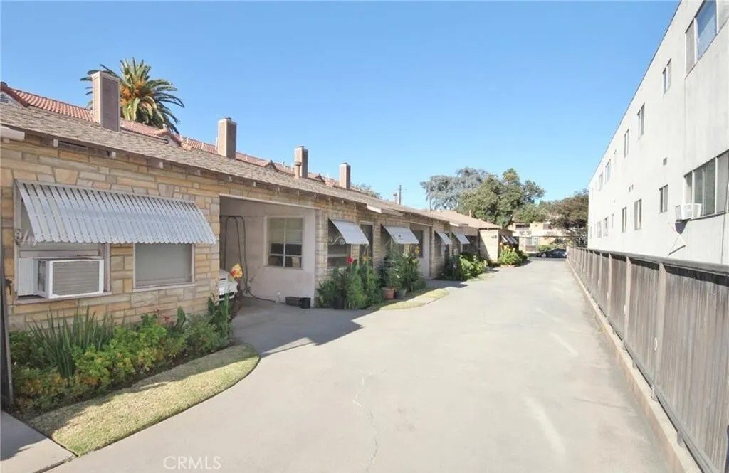 Altadena, California, United States 5 - 17712376