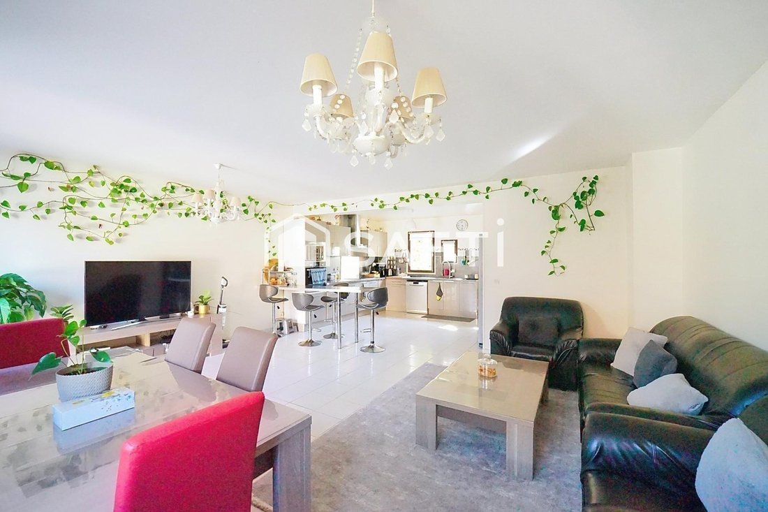 House in Arrondissement of Bobigny, Ile-de-France, France 2 - 17713483