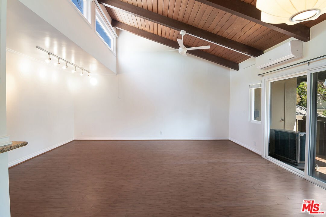 Condo in Los Angeles, California, United States 3 - 17704631