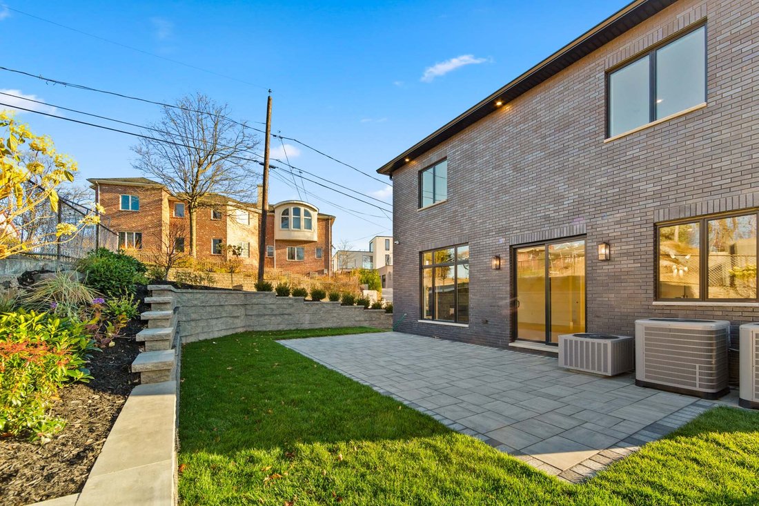 House in Cliffside Park, New Jersey, United States 4 - 17704462