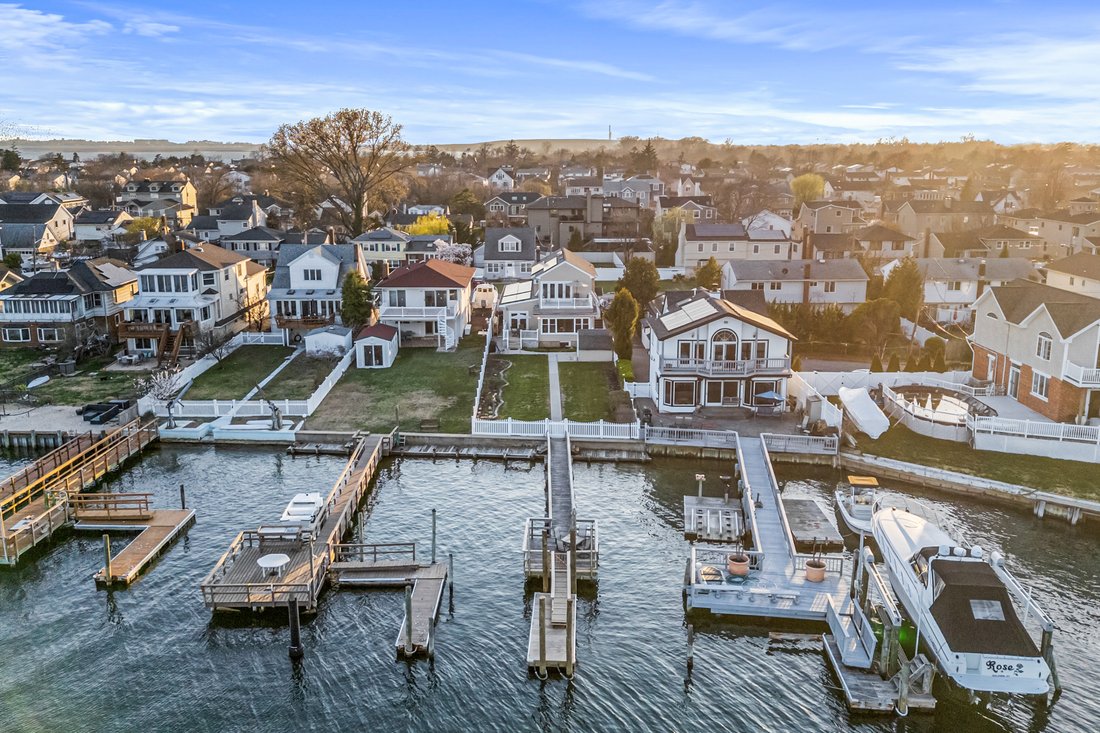 House in Baldwin, New York, United States 1 - 17704446