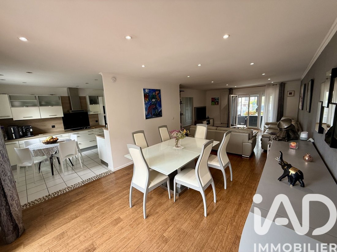 House in Neuilly-sur-Marne, Ile-de-France, France 1 - 17713734
