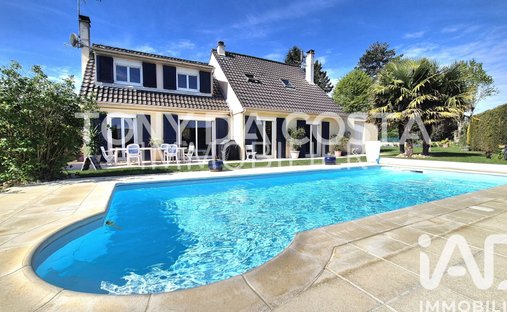 House in Nord Est, Lesigny, France 1