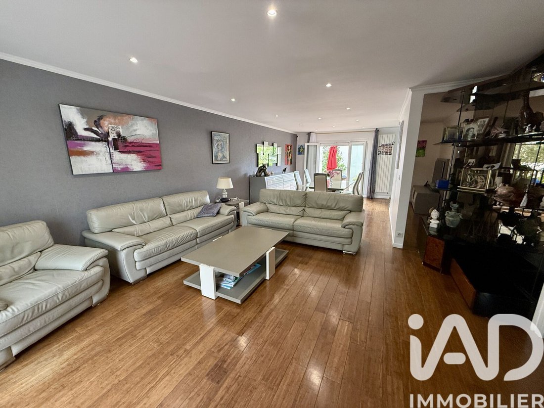 House in Neuilly-sur-Marne, Ile-de-France, France 2 - 17713734