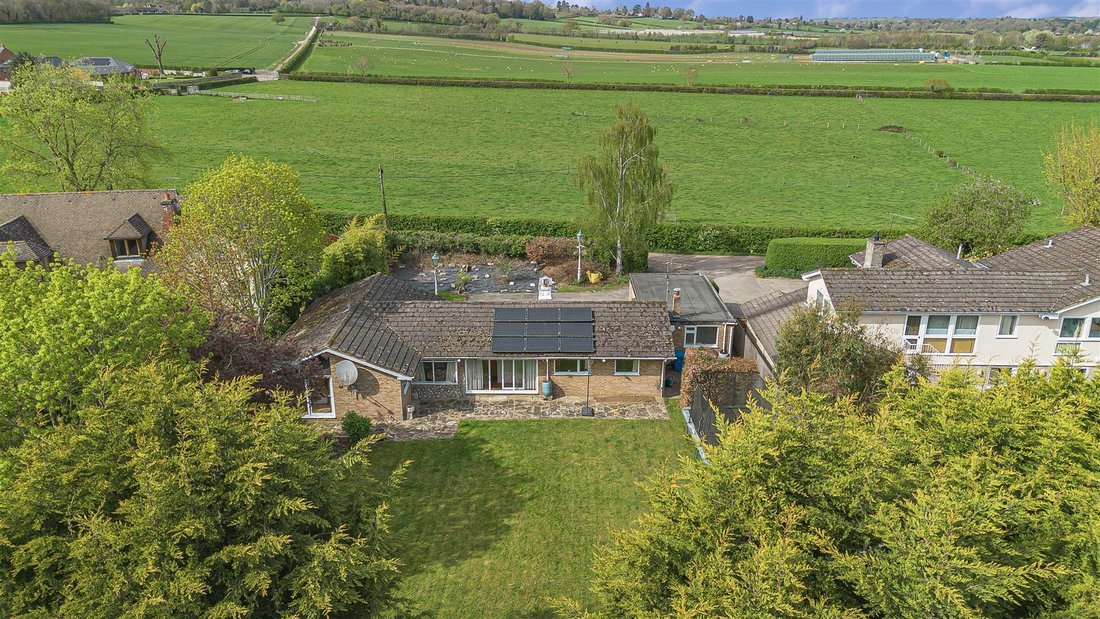 Bungalow in Pinkneys Green, England 1 - 17717709