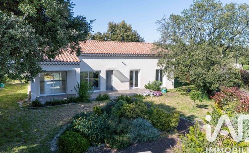 House in Ouest, Rochefort-du-Gard, France 1