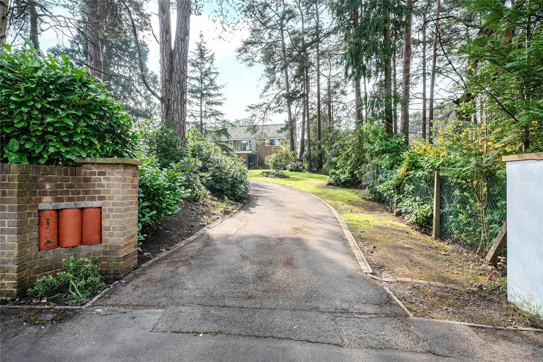 House in Heatherside, Surrey Heath, England 2 - 17713856
