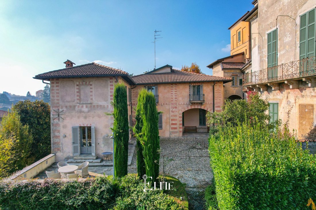 Villa in Azzate, Lombardy, Italy 1 - 17719293