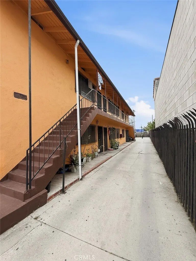 Los Angeles, California, United States 5 - 17278409
