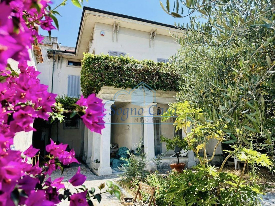 Villa in Marina di Carrara, Tuscany, Italy 1 - 17722972