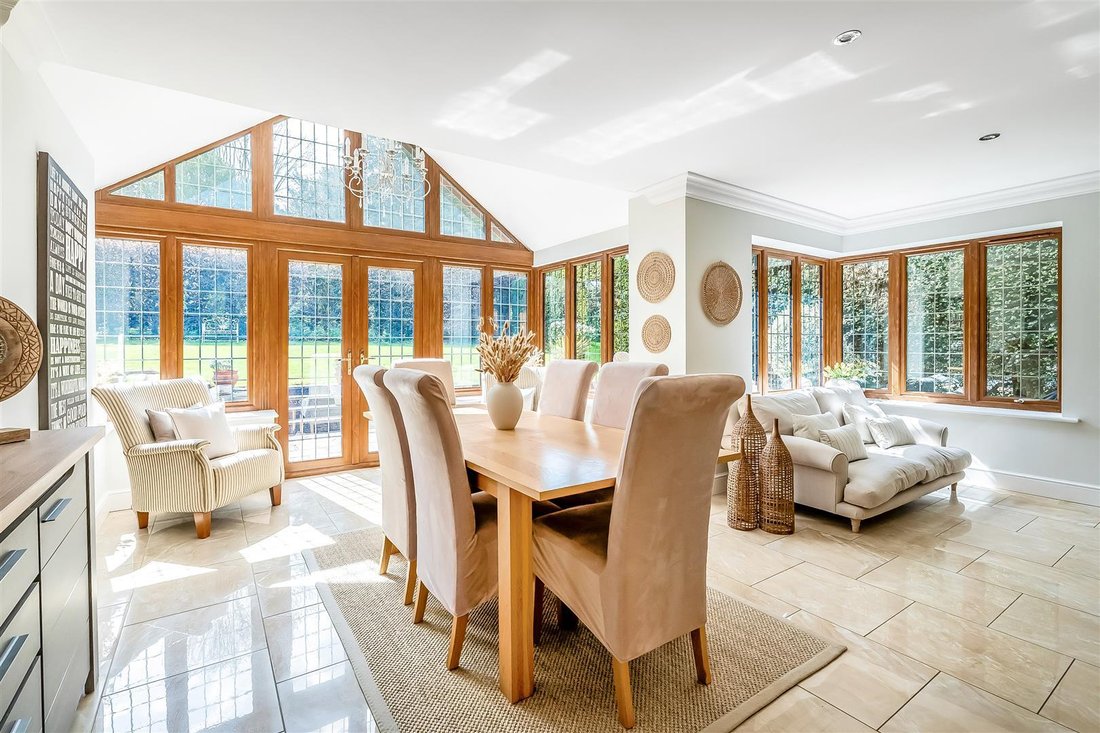 House in Hawks Hill, Fetcham, England 3 - 17722055