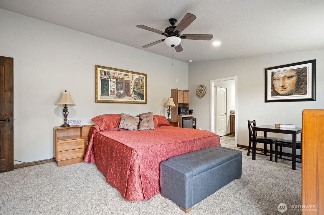 Poulsbo, Washington, United States 5 - 17724354