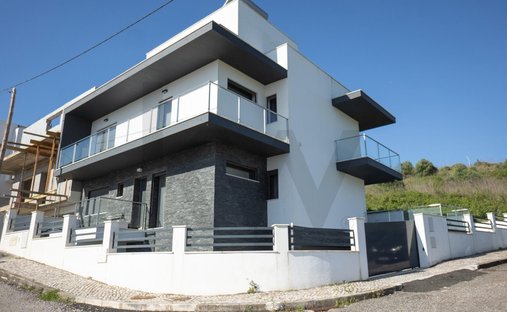 House in Pontinha e Famoes, Lisbon, Portugal 1