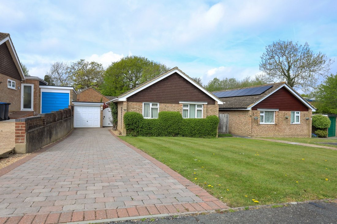 Bungalow in Burgess Hill, England 1 - 17721269