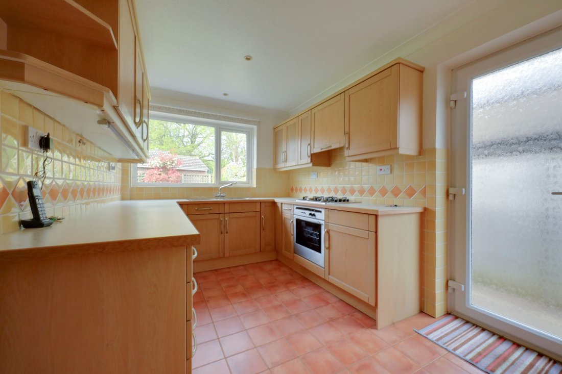 Bungalow in Burgess Hill, England 4 - 17721269