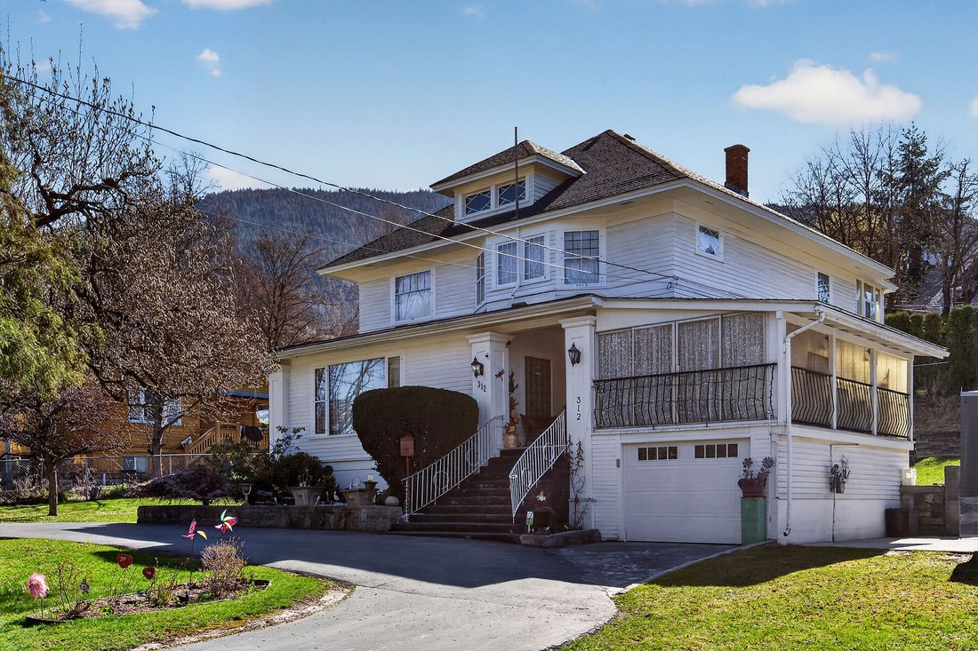 House in Nelson, British Columbia, Canada 2 - 17723251