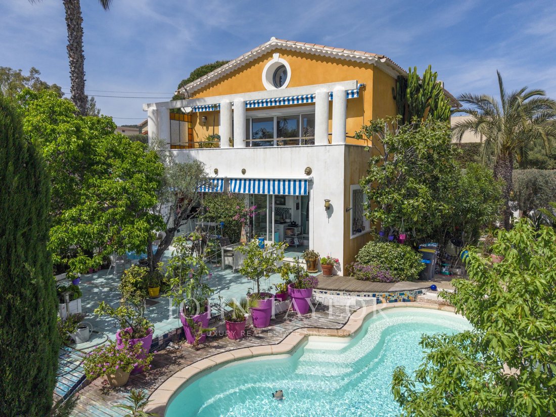 Villa in Bandol, Provence-Alpes-Côte d'Azur, France 1 - 17723509