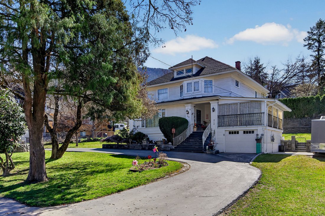 House in Nelson, British Columbia, Canada 1 - 17723251