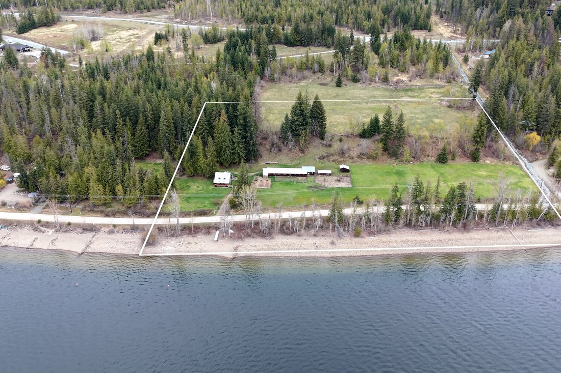 House in Anglemont, British Columbia, Canada 3 - 17721582