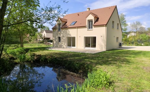 House in Le Village, Elancourt, France 1