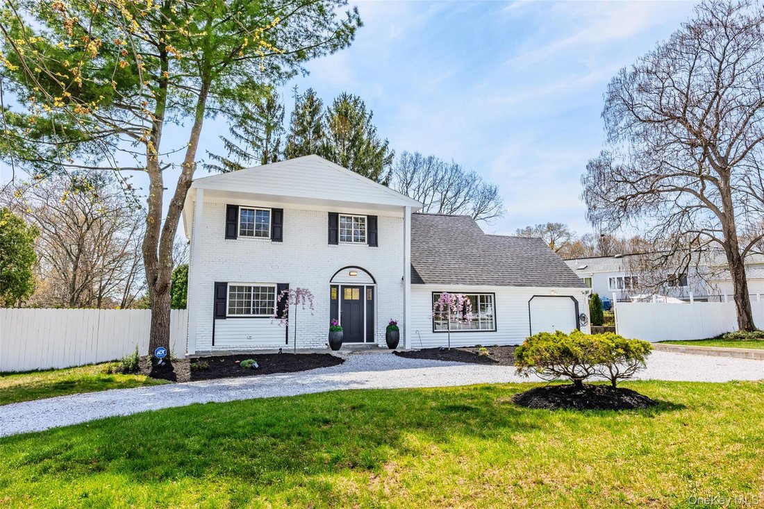 House in Coram, New York, United States 1 - 17723352