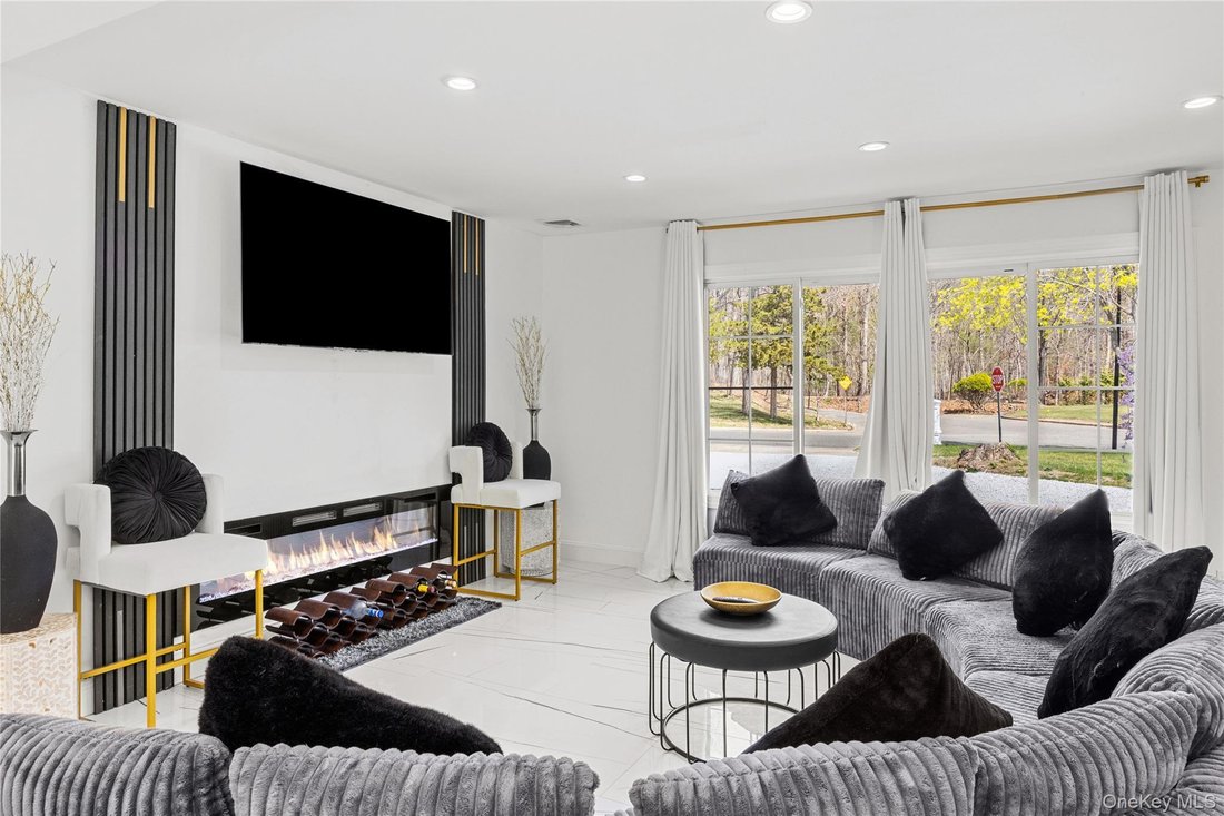 House in Coram, New York, United States 5 - 17723352