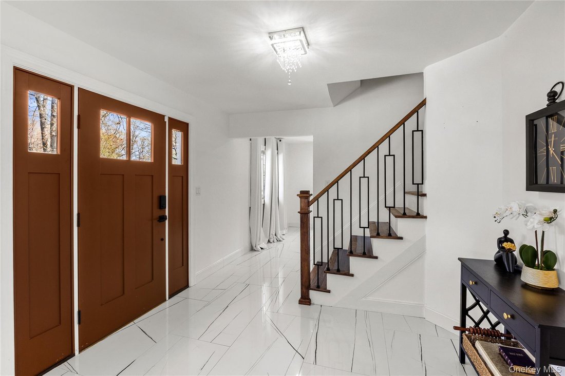 House in Coram, New York, United States 3 - 17723352