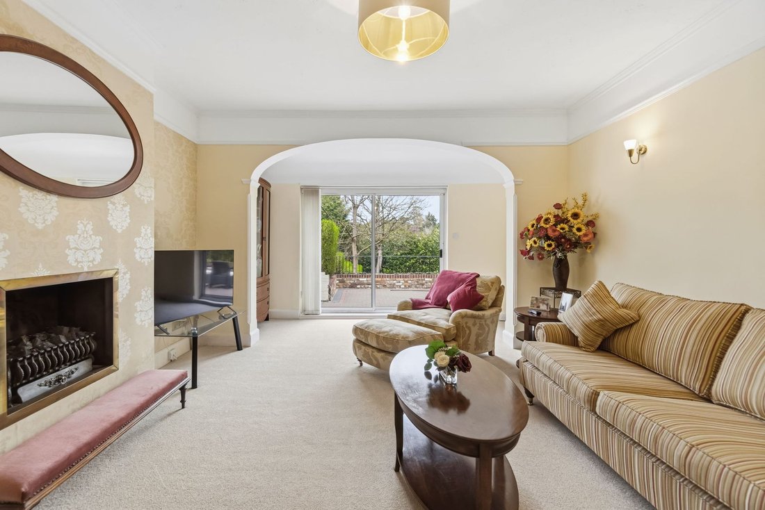House in Woodcote Green, London Borough of Croydon, England 4 - 17725000