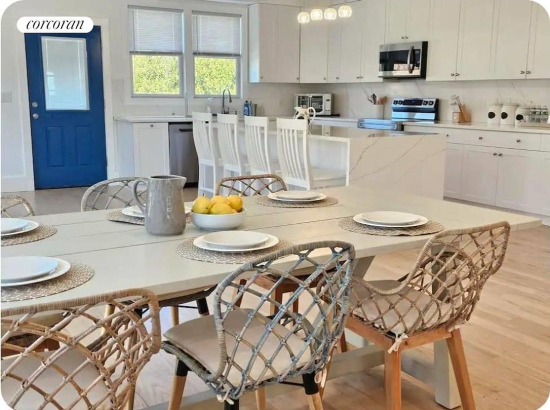 House in Center Moriches, New York, United States 2 - 17051124