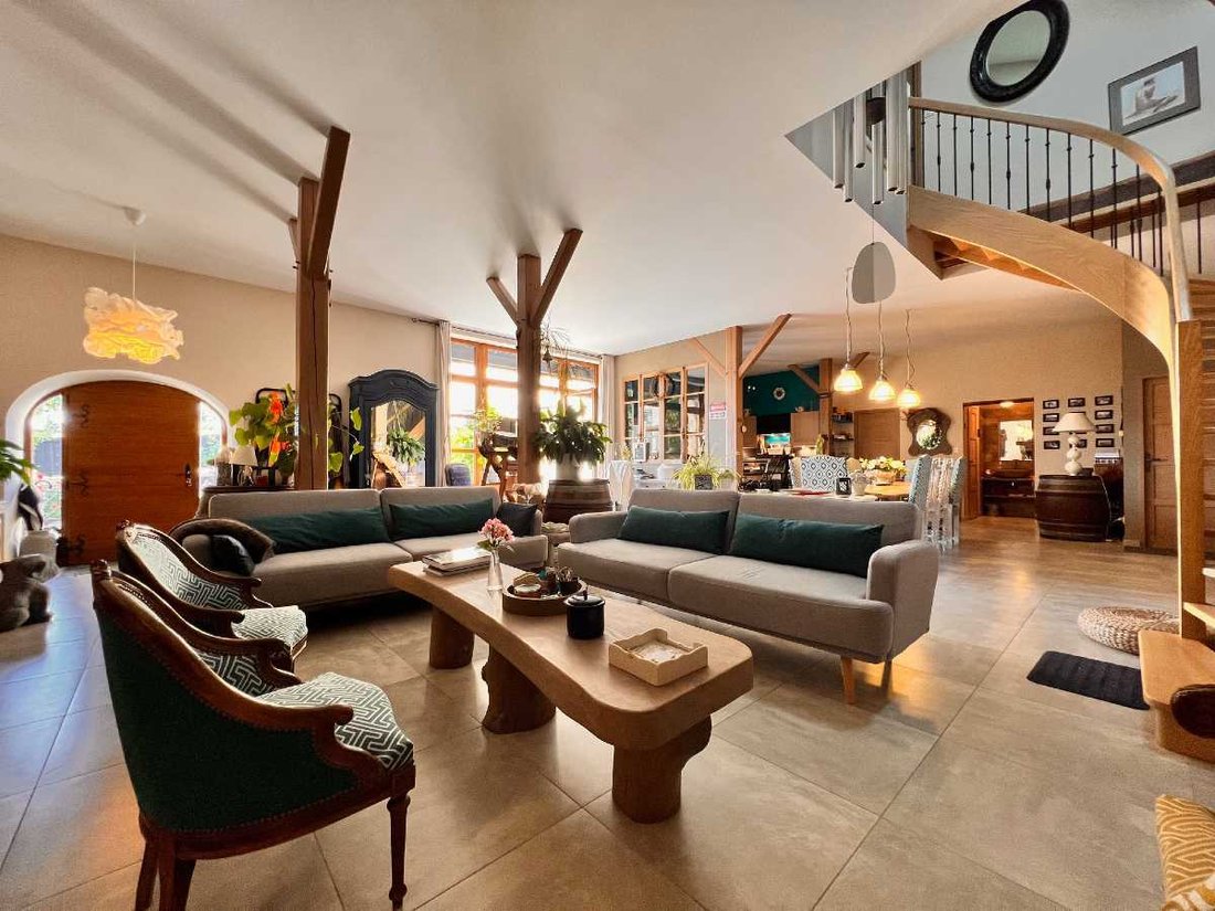Estate in Renaison, Auvergne-Rhône-Alpes, France 2 - 17727688