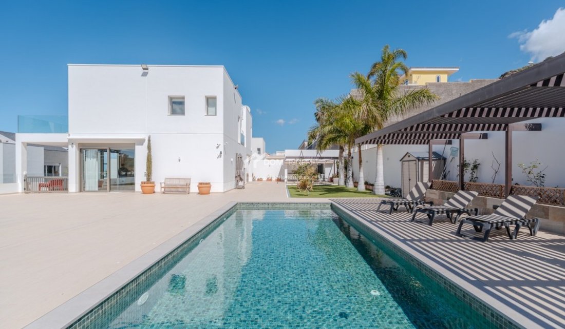Villa in Costa Adeje, Adeje, Canary Islands 1 - 17727652