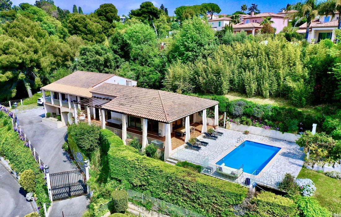 Villa in Nord et Ouest, Eyguières, France 3 - 17730829