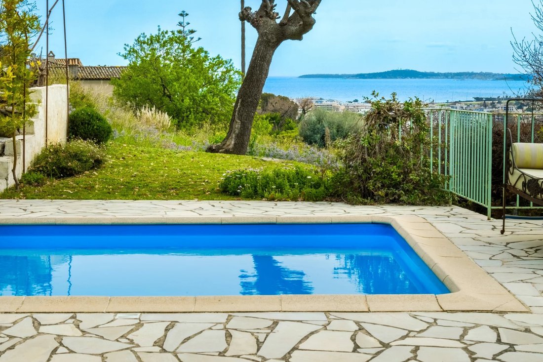 Villa in Nord et Ouest, Eyguières, France 1 - 17730829