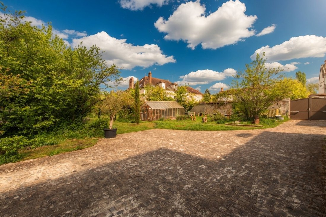 House in Moret-Loing-et-Orvanne, Ile-de-France, France 1 - 17727689